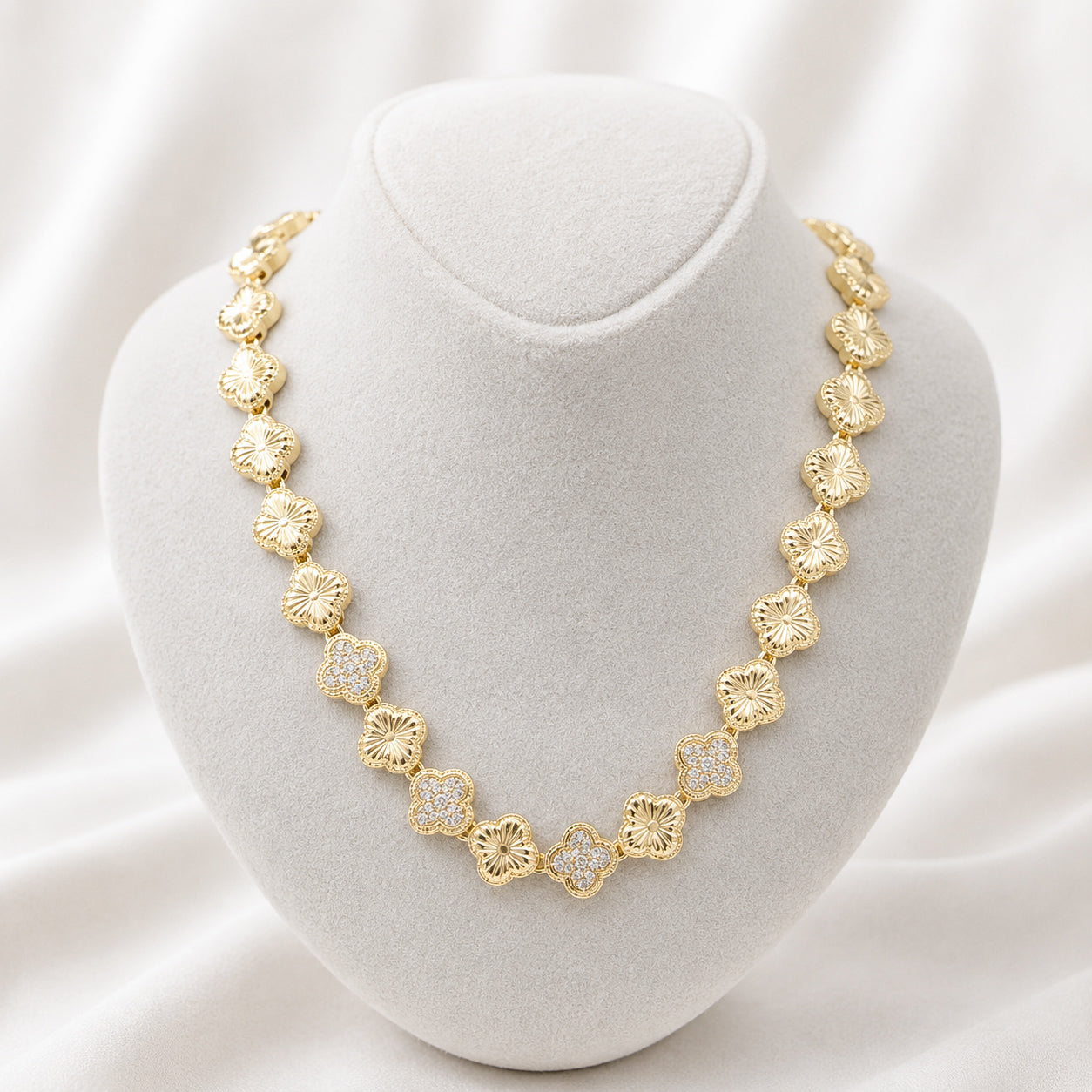 Choker Yonca Motifli Kolye - Mikro Taş Detaylı, 14K Altın Kaplama